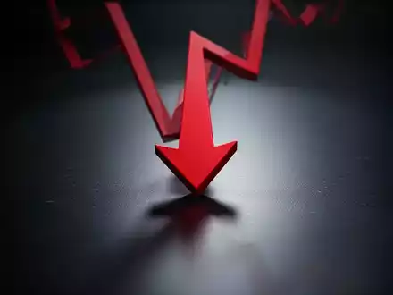 Ein einzelner, roter Pfeil zeigt scharf nach unten auf einer dunklen, reflektierenden Oberfläche, symbolisiert einen Marktabschwung. - Foto: über boerse-global.de