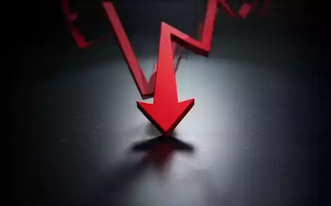 Ein einzelner, roter Pfeil zeigt scharf nach unten auf einer dunklen, reflektierenden Oberfläche, symbolisiert einen Marktabschwung. - Foto: über boerse-global.de
