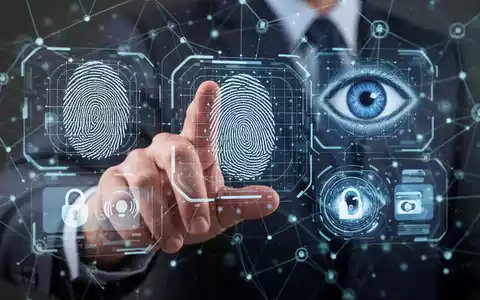 Eine menschliche Hand interagiert mit einer holografischen Schnittstelle, die biometrische Daten und digitale Zahlungssymbole zeigt, was eine sichere digitale Identitätsprüfung darstellt. - Foto: über boerse-global.de