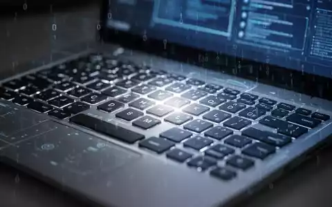 Nahaufnahme einer Laptop-Tastatur mit leuchtendem Bildschirm, die Windows 11-Einrichtung und Hardwareanforderungen darstellt. - Foto: über boerse-global.de
