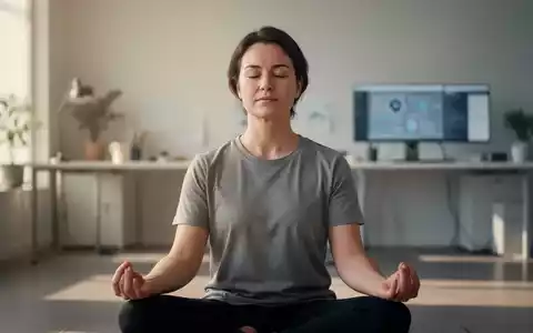Eine Person meditiert in einer ruhigen, minimalistischen Umgebung, die Gelassenheit und innere Ruhe symbolisiert. - Foto: über boerse-global.de