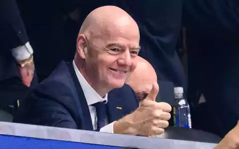 Gianni Infantino hat gute Laune bei der WM.  - Foto: Tom Weller/dpa