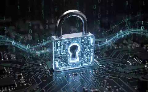 Leuchtendes digitales Vorhängeschloss als Symbol für Sicherheit, überlagert von einer Leiterplatte mit Binärcode, das Software-Schwachstellen darstellt. - Foto: über boerse-global.de