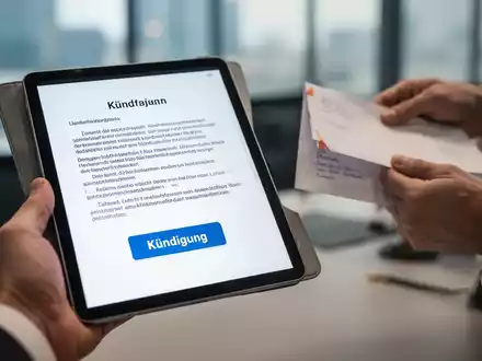 Eine Hand hält ein Tablet mit einem digitalen Kündigungsformular, während eine andere Hand einen Briefumschlag hält, der die Zustellung symbolisiert. - Foto: über boerse-global.de