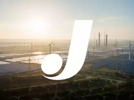 Eine weite, sonnenverwöhnte Landschaft mit Andeutungen von Infrastruktur zur Stromerzeugung, die Wachstum im Solarenergiesektor darstellt. - Foto: über boerse-global.de