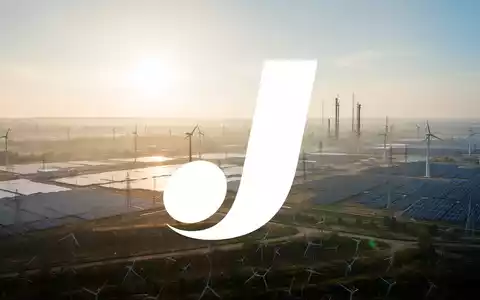 Eine weite, sonnenverwöhnte Landschaft mit Andeutungen von Infrastruktur zur Stromerzeugung, die Wachstum im Solarenergiesektor darstellt. - Foto: über boerse-global.de