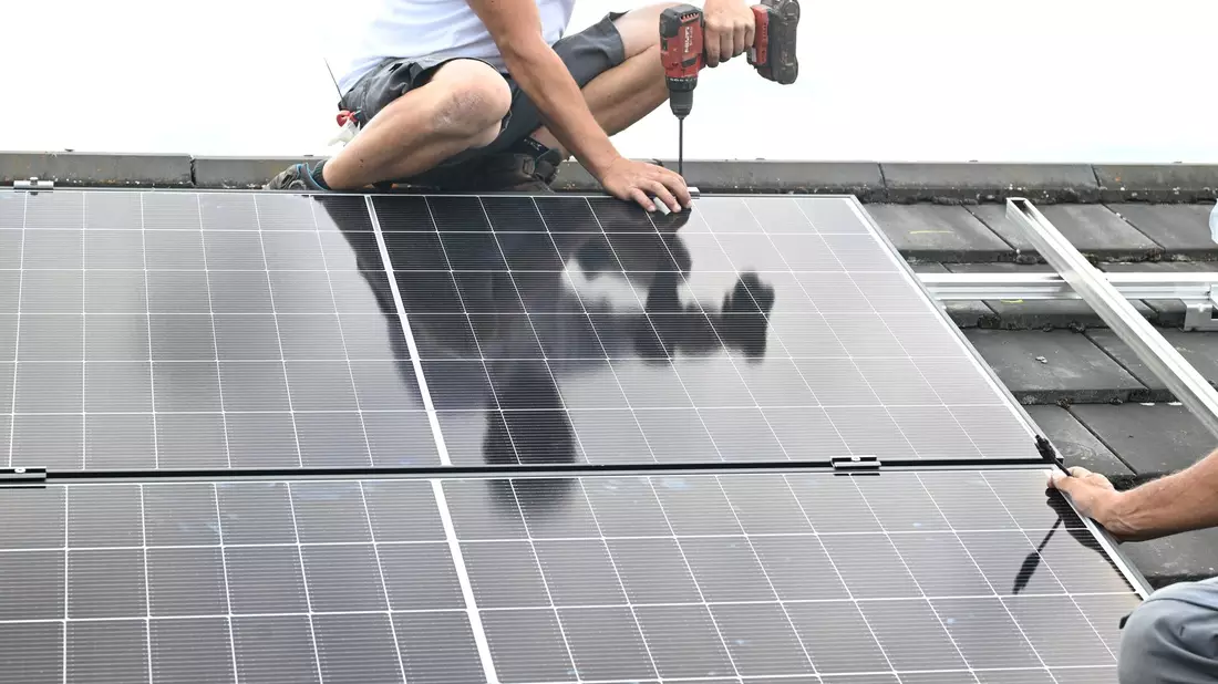 Das Erneuerbare-Energien-Gesetz regelt die Förderung von Ökostrom zum Beispiel aus Photovoltaikanlagen. (Archivbild) - Bild: Bernd Weißbrod/dpa