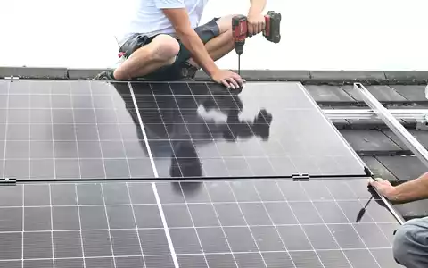 Das Erneuerbare-Energien-Gesetz regelt die Förderung von Ökostrom zum Beispiel aus Photovoltaikanlagen. (Archivbild) - Foto: Bernd Weißbrod/dpa