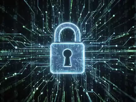 Schloss-Symbol auf leuchtenden Datenströmen und Binärcode, Unternehmens-Cyberversicherung. - Foto: über boerse-global.de