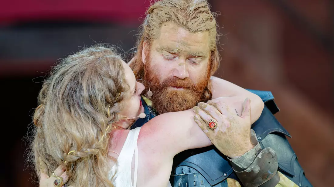 Maria Dragus (Kriemhild) und Aram Tafreshain (Etzel) stehen noch bis 2. August auf der Bühne. (Archivbild) - Bild: Uwe Anspach/dpa