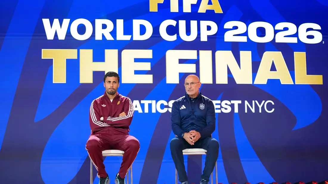 Rodri (links) und Luis de la Fuente gehen selbstbewusst ins WM-Finale gegen Argentinien. - Bild: Frank Franklin II/AP/dpa