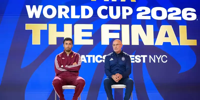 Rodri (links) und Luis de la Fuente gehen selbstbewusst ins WM-Finale gegen Argentinien. - Foto: Frank Franklin II/AP/dpa