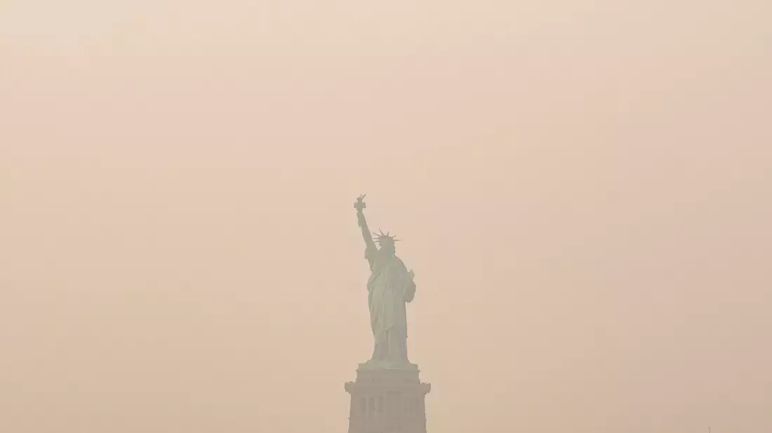 Mehrere Großstädte wie New York sind in Rauch gehüllt. - Bild: Yuki Iwamura/AP/dpa