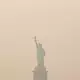 Mehrere Großstädte wie New York sind in Rauch gehüllt. - Bild: Yuki Iwamura/AP/dpa
