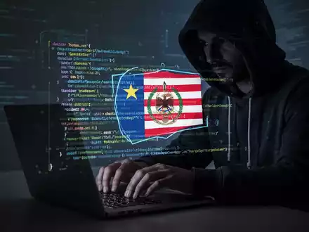 Eine Person mit Kapuzenpullover arbeitet an einem Laptop, darüberliegend Codezeilen und ein SVG-Symbol einer Flagge, das auf Malware hindeutet. - Foto: über boerse-global.de