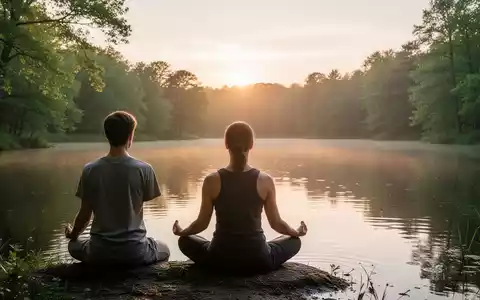 Eine Person meditiert friedlich an einem ruhigen See bei Sonnenaufgang, umgeben von grünen Bäumen. Ruhige und entspannende Atmosphäre. - Foto: über boerse-global.de
