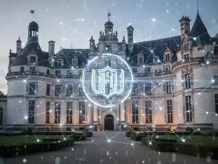 Ein leuchtendes digitales Netzwerk, kunstvoll über ein dezentes, elegantes architektonisches Detail eines europäischen Schlosses gelegt, symbolisiert digitale Souveränität. - Foto: über boerse-global.de