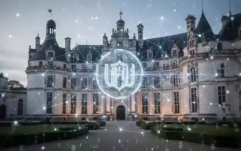 Ein leuchtendes digitales Netzwerk, kunstvoll über ein dezentes, elegantes architektonisches Detail eines europäischen Schlosses gelegt, symbolisiert digitale Souveränität. - Foto: über boerse-global.de