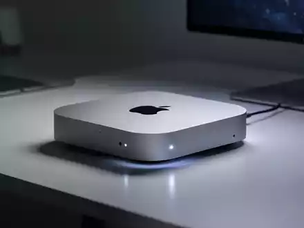 Nahaufnahme eines modernen Mac mini, professionell beleuchtet mit weichem, filmischem Licht auf einem minimalistischen Schreibtisch. - Foto: über boerse-global.de