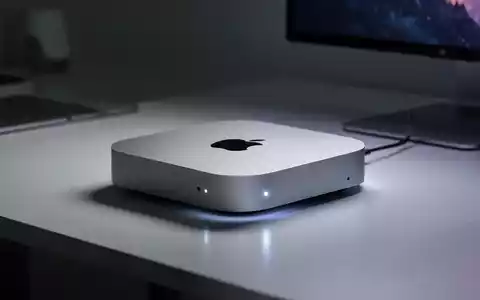 Nahaufnahme eines modernen Mac mini, professionell beleuchtet mit weichem, filmischem Licht auf einem minimalistischen Schreibtisch. - Foto: über boerse-global.de