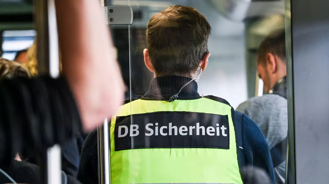 Der Bahn-Mitarbeiter stürzte aus dem Zug und erlitt lebensgefährliche Verletzungen. (Archivbild) - Bild: Jens Kalaene/dpa