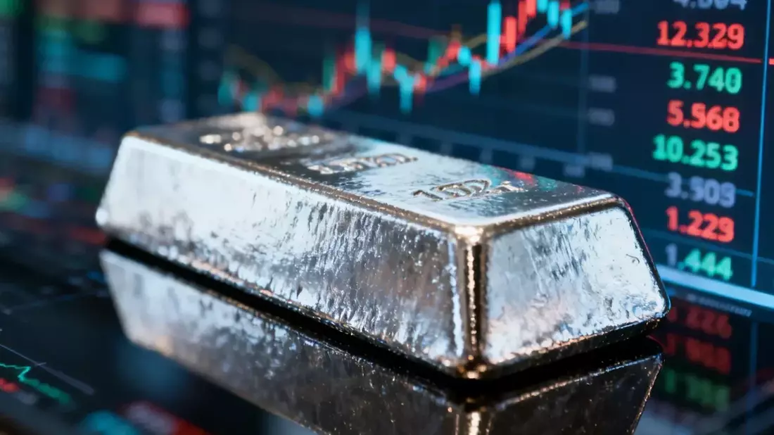 Silver Market Divergence: COMEX Slump vs Shanghai Premium Signals Physical Tightness
