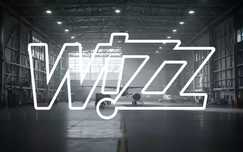 Ein stimmungsvolles Bild einer leeren Flughafenhalle, das die Luftfahrtindustrie und Kapazitätskürzungen darstellt. - Foto: über boerse-global.de