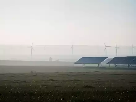 Abstrakte Szene, die den Sektor der erneuerbaren Energien und große Investitionen darstellt, mit ruhiger und optimistischer Marktstimmung. - Foto: über boerse-global.de
