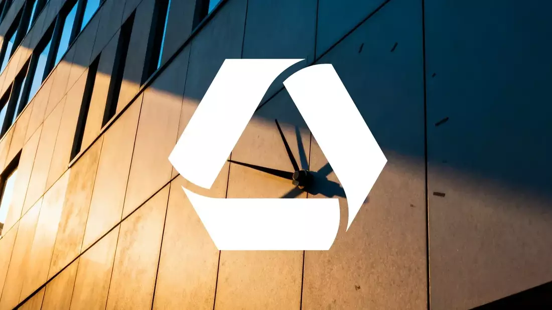 Commerzbank Shares Slide Despite Profit Upgrade Amid UniCredit Takeover Pressure