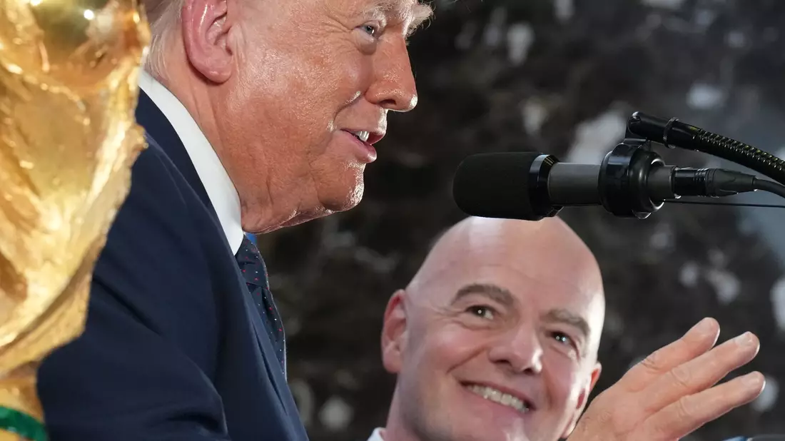 Voll des Lobes für die WM: US-Präsident Donald Trump (l.). - Bild: Jacquelyn Martin/AP/dpa