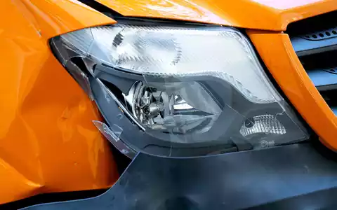 Das kann teuer werden: Auch die Reparatur vergleichsweise harmlos aussehender Schäden am Auto kann viele tausend Euro kosten. Die Allianz will durchsetzen, dass mehr Reparaturen mit gebrauchten Teilen erlaubt werden. (Symbolbild) - Foto: Sven Hoppe/dpa