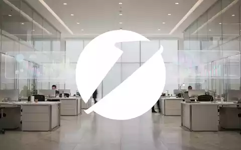 Eine moderne Bankhalle mit weichem Licht und abstrakten Finanzdaten auf Bildschirmen, die eine professionelle Atmosphäre schafft. - Foto: über boerse-global.de