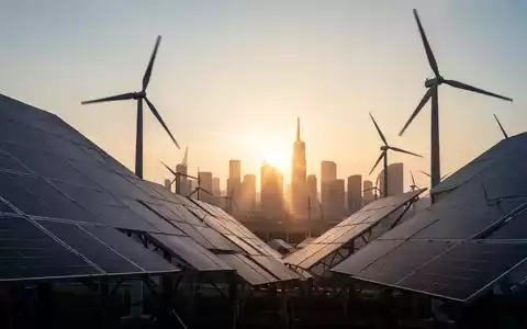 Solar- und Windenergieanlagen bei Sonnenaufgang über einer Stadt, die globale saubere Energie und die EEG-Novelle symbolisieren. - Foto: über boerse-global.de