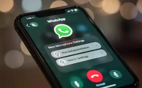 iPhone-Bildschirm mit WhatsApp-Anrufoberfläche und neuen Mikrofoneinstellungen für Sprachisolierung und Breitband. - Foto: über boerse-global.de