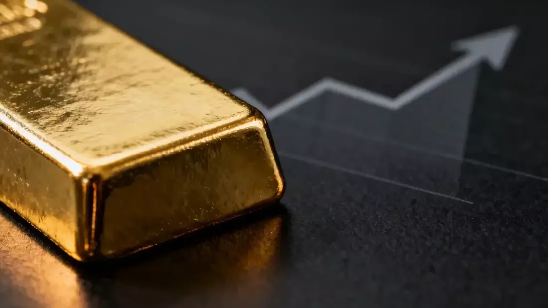 Gold Rebounds Above $4,000 as Central Bank Buying Offsets Rate Hike Pressure