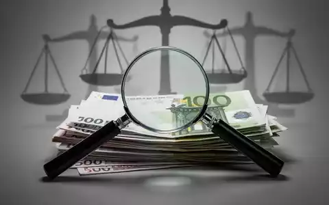 Ein stilisiertes Bild eines Vergrößerungsglases über einem Stapel Euro-Banknoten, mit Schatten von Waagen der Gerechtigkeit im Hintergrund. - Foto: über boerse-global.de