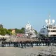 Die Polizei riegelte den Zugang zu der Jacht ab. - Bild: Luca Bruno/AP/dpa