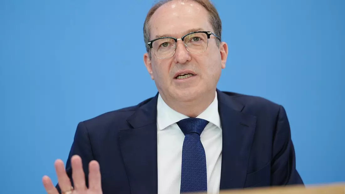 Bundesinnenminister Alexander Dobrindt hatte bereits vor einem Monat bei der Innenministerkonferenz in Hamburg von einer «hohen Bedrohungslage» gesprochen. (Archivbild) - Bild: Kay Nietfeld/dpa