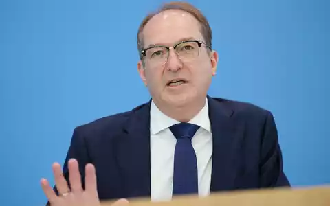 Bundesinnenminister Alexander Dobrindt hatte bereits vor einem Monat bei der Innenministerkonferenz in Hamburg von einer «hohen Bedrohungslage» gesprochen. (Archivbild) - Foto: Kay Nietfeld/dpa