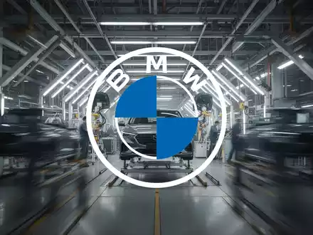 Eine abstrakte, atmosphärische Szene einer modernen Automobilproduktionsanlage mit verschwommener Bewegung und industrieller Größe. - Foto: über boerse-global.de