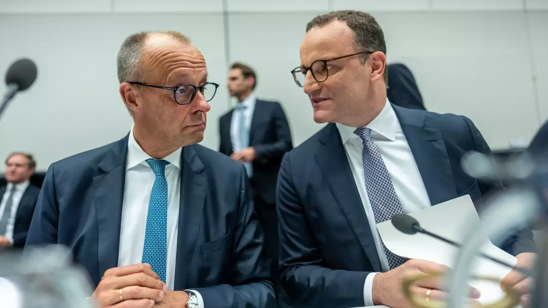 Kann sich Jens Spahn als Chef der Unionsbundestagsfraktion halten? Die CDU in Merz' Heimat Brilon fordert seinen Rücktritt. (Archivbild) - Bild: Michael Kappeler/dpa