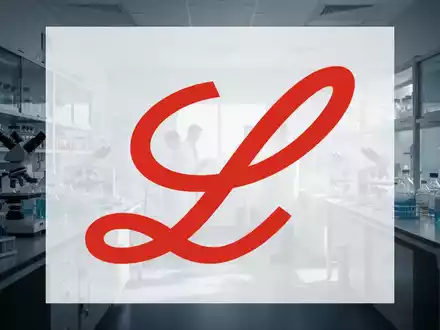 Ein abstraktes, atmosphärisches Bild des Pharmasektors mit einem sterilen Labor und wechselndem Licht, das Unsicherheit darstellt. - Foto: über boerse-global.de