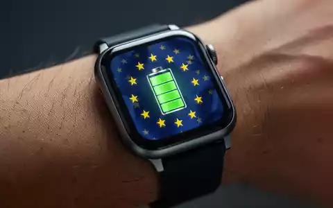 Nahaufnahme einer modernen Smartwatch am Handgelenk mit Batteriesymbol und schwacher EU-Flagge. - Foto: über boerse-global.de