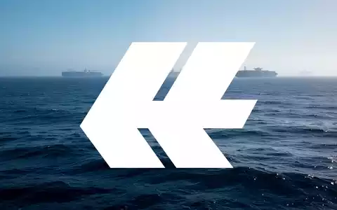Abstrakte Darstellung der globalen Schifffahrtsindustrie mit einem ruhigen, tiefblauen Ozean und angedeuteten Containerschiffen am Horizont. - Foto: ĂŒber boerse-global.de