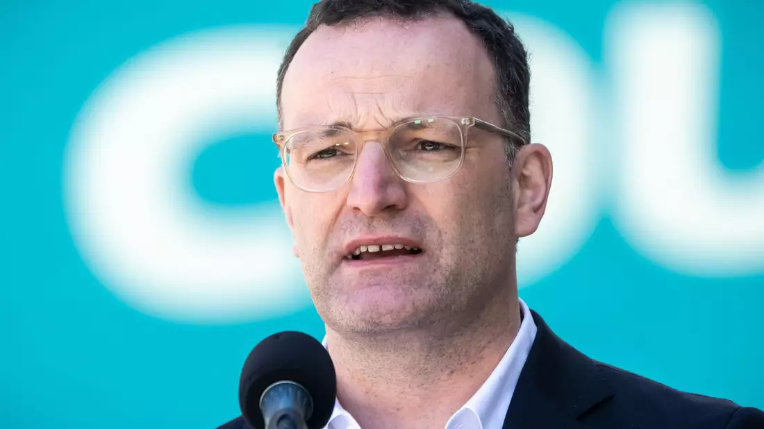 «Es gibt manchmal keine einfache Antwort», sagt Unionsfraktionschef Jens Spahn (CDU) zur Frage, wie seine persönliche Entscheidung und die Positionen seiner Partei zusammenpassen. (Archivbild) - Bild: Michael Kappeler/dpa