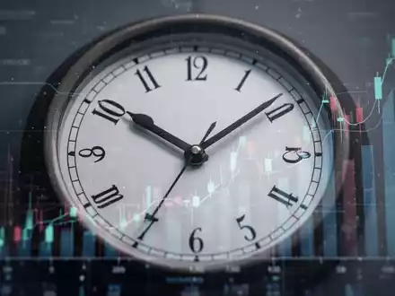 Eine stilisierte Uhr mit Datenüberlagerung, die Arbeitszeit, Produktivität und wirtschaftliche Debatten symbolisiert. - Foto: über boerse-global.de