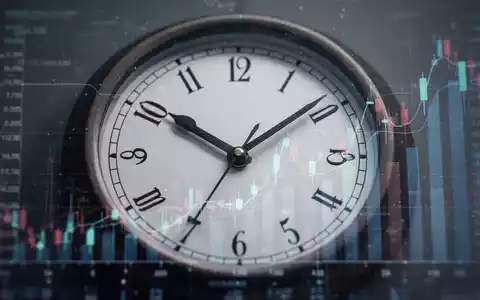 Eine stilisierte Uhr mit Datenüberlagerung, die Arbeitszeit, Produktivität und wirtschaftliche Debatten symbolisiert. - Foto: über boerse-global.de