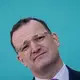 Der Druck auf Jens Spahn war zuletzt deutlich gestiegen. (Archivbild) - Bild: Michael Kappeler/dpa