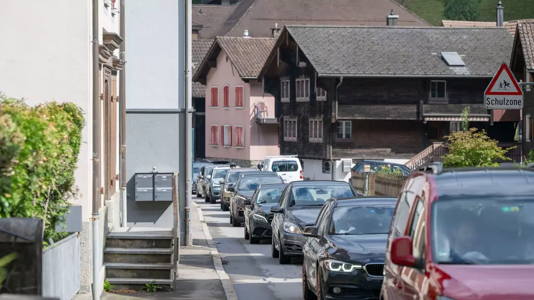 Der Ausweichverkehr aufgrund des Gotthard-Staus belastet das Dorf Amsteg. - Bild: Urs Flueeler/KEYSTONE/dpa
