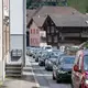 Der Ausweichverkehr aufgrund des Gotthard-Staus belastet das Dorf Amsteg. - Bild: Urs Flueeler/KEYSTONE/dpa